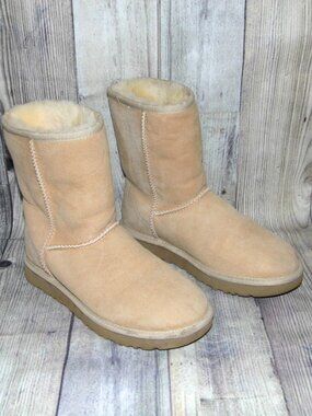 UGG Classic Short II Sand Suede/Sheepskin Boots Womens Size 7